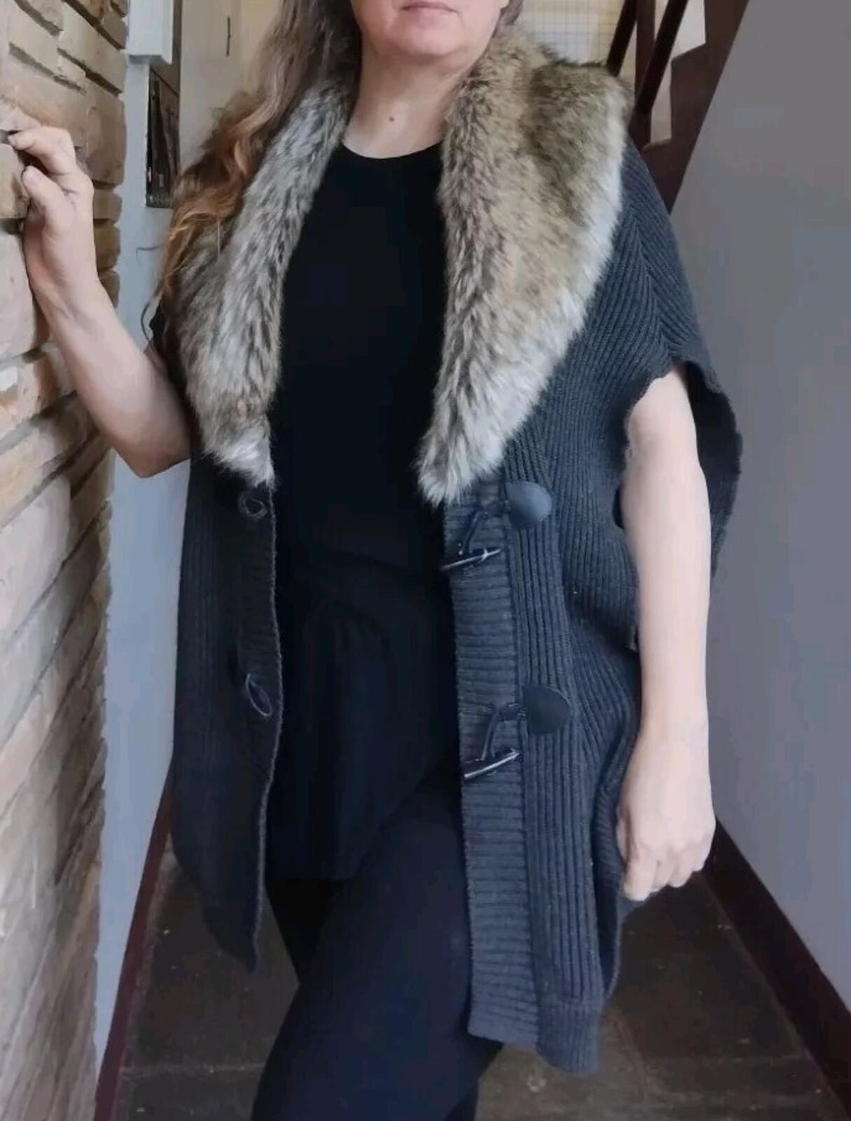 Ruyi Knit Sweater Vest Faux Fur Collar Off Black Women Sz OS With Toggle Close