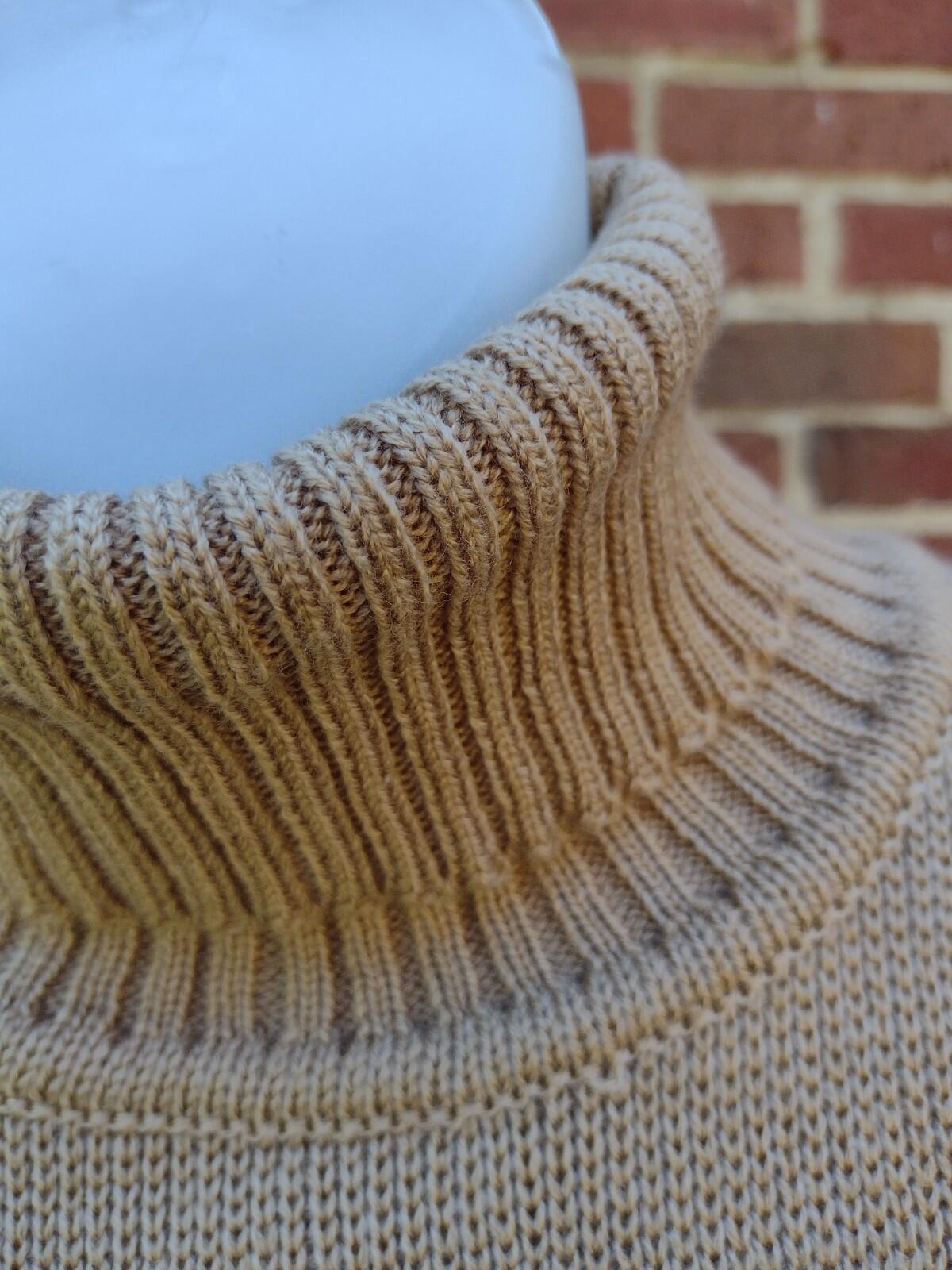 Vintage Tan Navy Turtleneck Sweater Acrylic Blend Ribbed Knit Women M/LSki