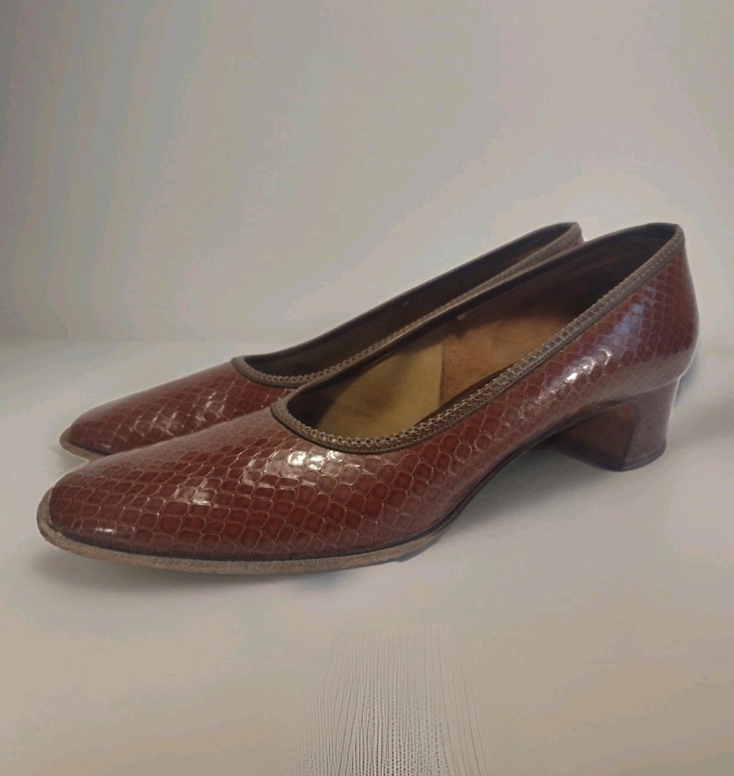 Vintage 50s De Liso Debs Brown Embossed Pumps Size 8A Mid-Century Glam Heels