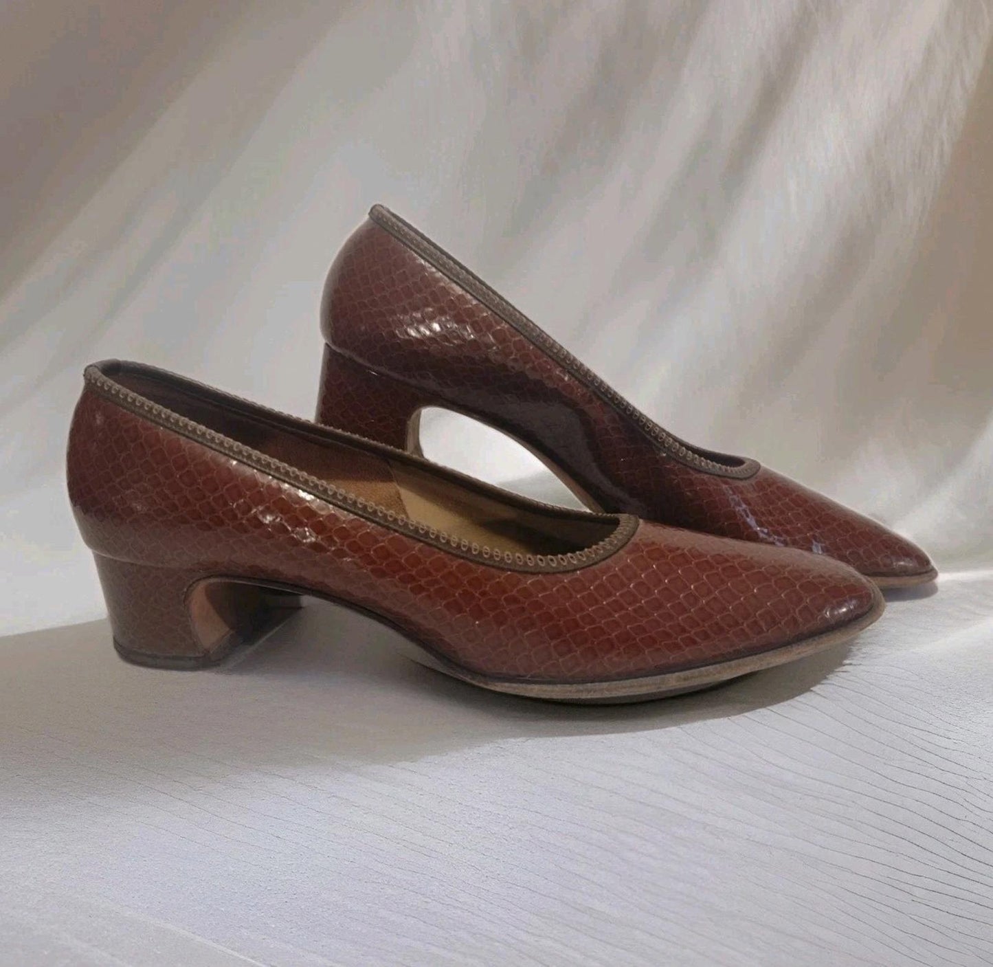 Vintage 50s De Liso Debs Brown Embossed Pumps Size 8A Mid-Century Glam Heels